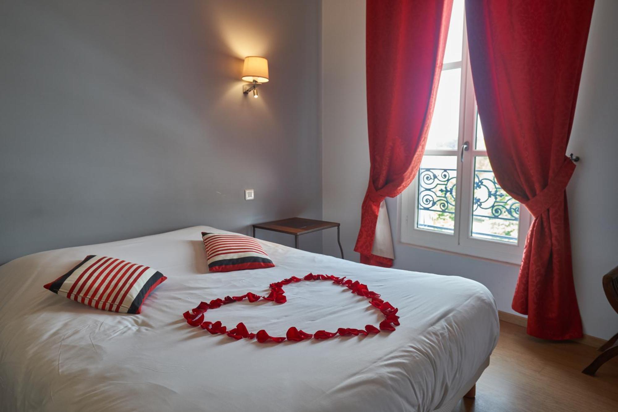 Logis Hotel De La Tour Libourne Exterior photo