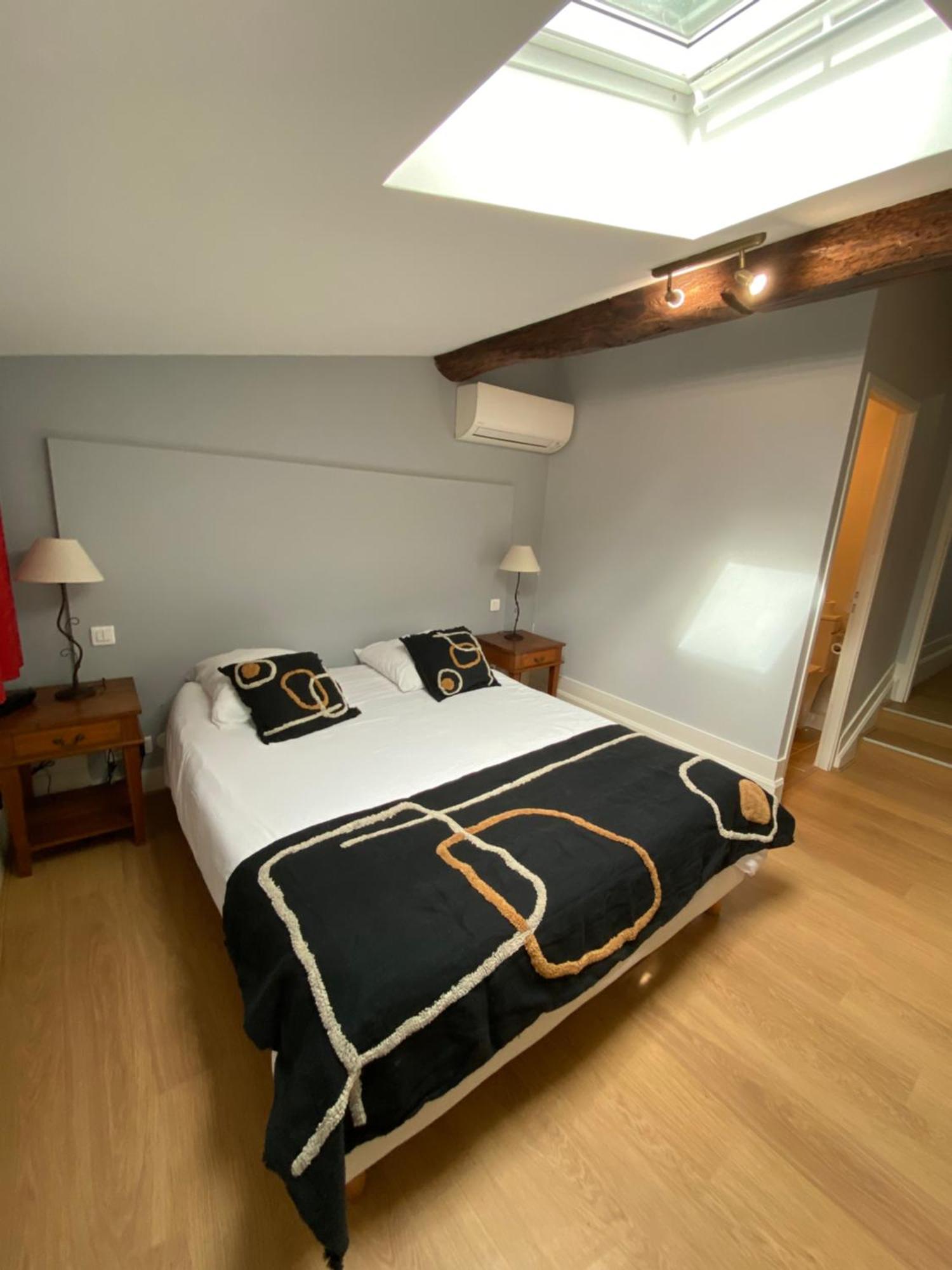 Logis Hotel De La Tour Libourne Exterior photo