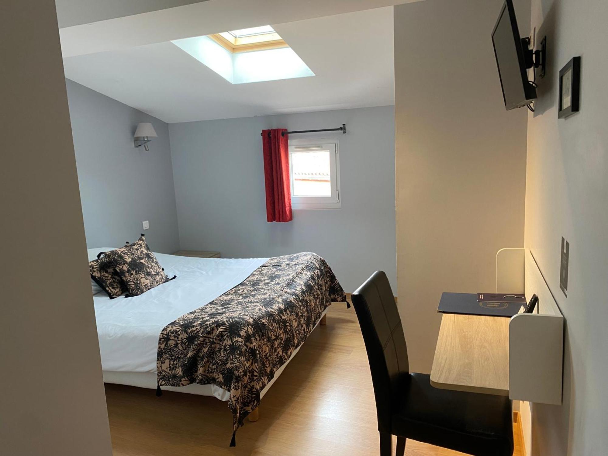 Logis Hotel De La Tour Libourne Exterior photo
